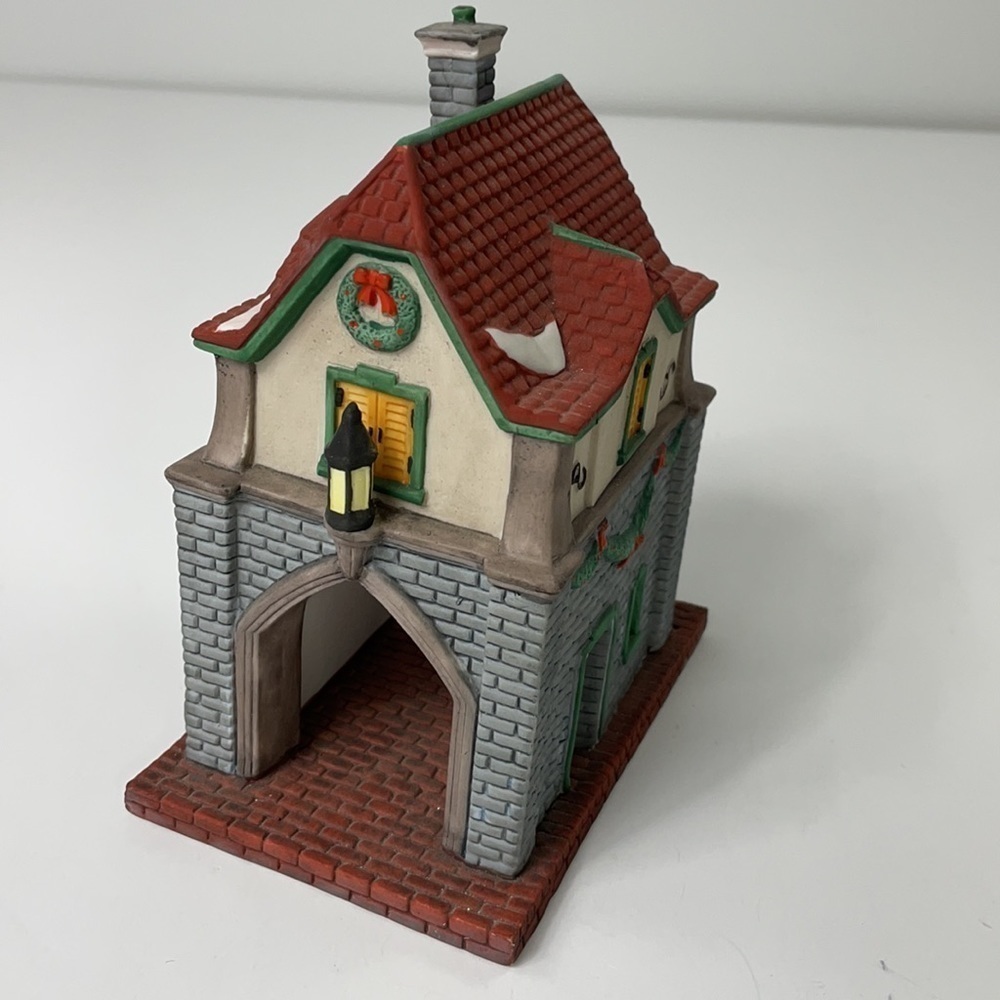 DEPARTMENT 56 “Gate House” 1992 vintage